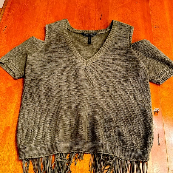 BCBG MAXAZRIA knit short sleeve sweater with fringe and open shoulders. - Picture 2 of 5